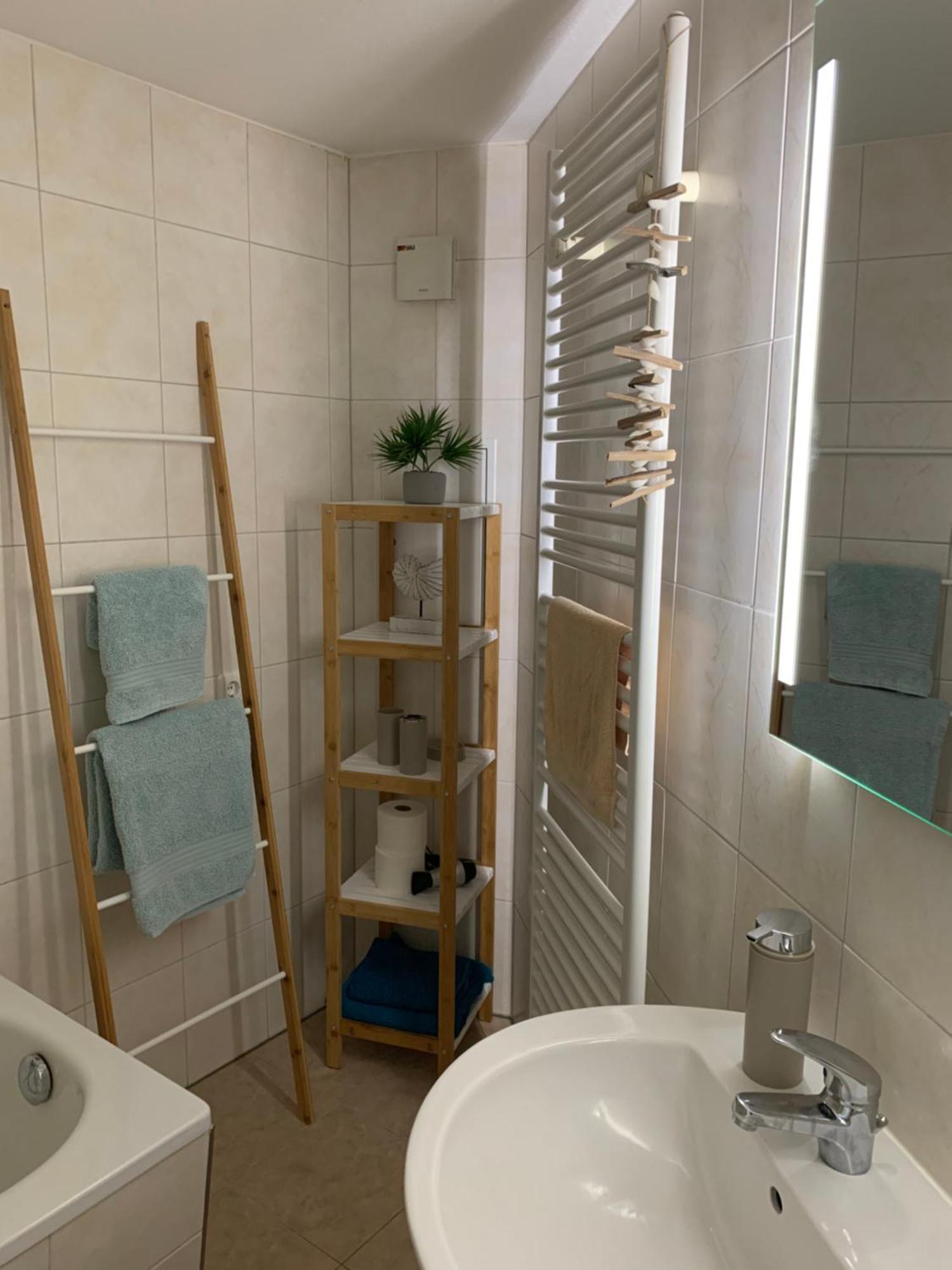 City-Apartment Mit Parkplatz & Fahrradraum! Nur 300M Zum Stadthafen Schwerin  Exteriör bild